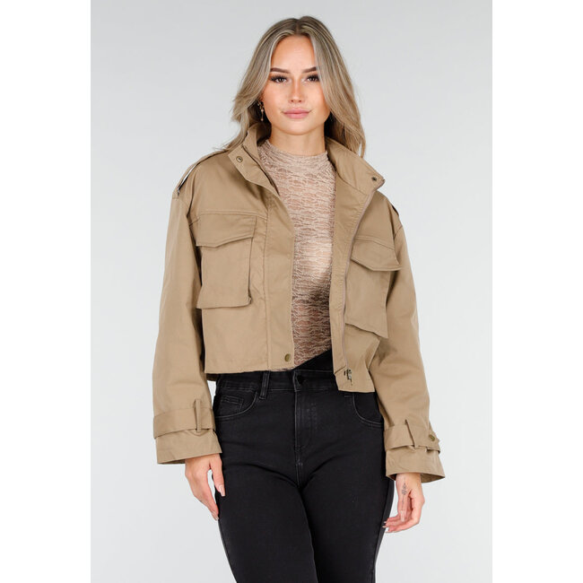 Beigefarbene, kurz geschnittene Jacke mit großen Taschen und gerader Passform