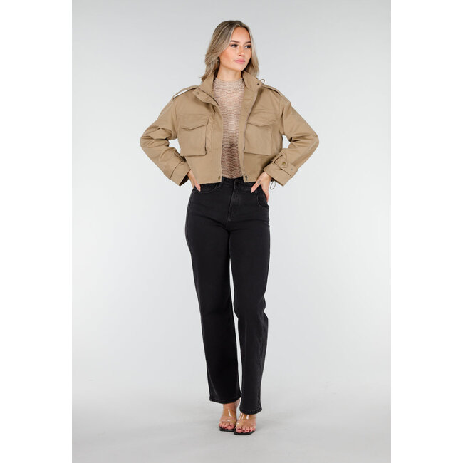 Beigefarbene, kurz geschnittene Jacke mit großen Taschen und gerader Passform