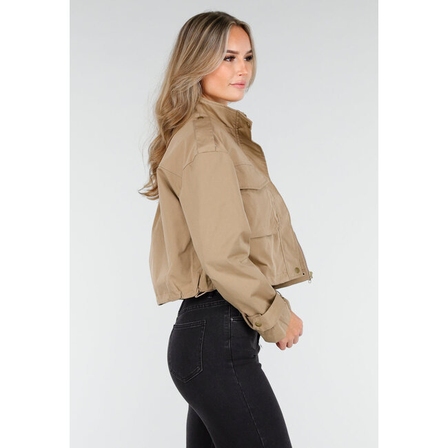 Beigefarbene, kurz geschnittene Jacke mit großen Taschen und gerader Passform
