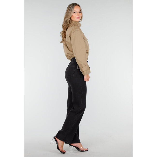 Beigefarbene, kurz geschnittene Jacke mit großen Taschen und gerader Passform