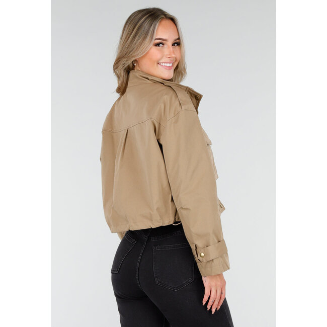 Beigefarbene, kurz geschnittene Jacke mit großen Taschen und gerader Passform