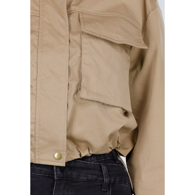 Beigefarbene, kurz geschnittene Jacke mit großen Taschen und gerader Passform