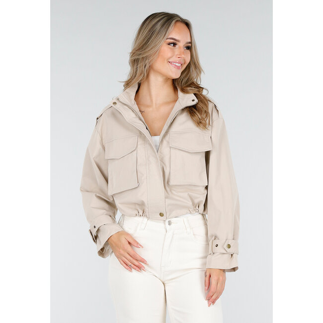 Hellbeige kurze Jacke mit großen Brusttaschen und Schulterklappen