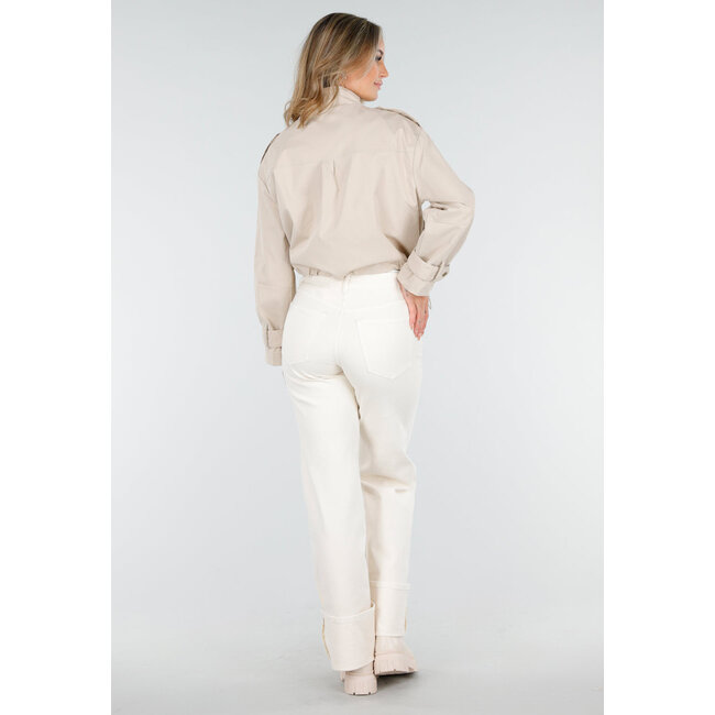 Hellbeige kurze Jacke mit großen Brusttaschen und Schulterklappen