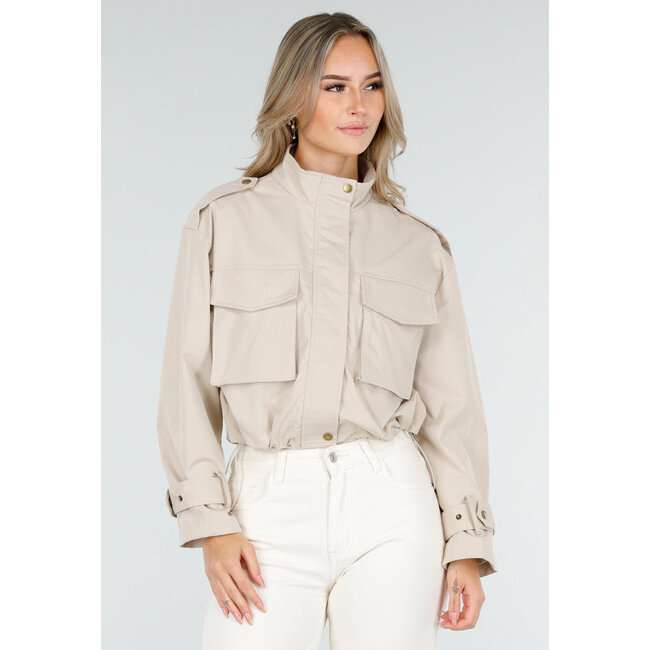 Hellbeige kurze Jacke mit großen Brusttaschen und Schulterklappen