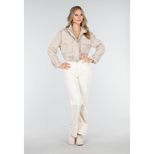 Hellbeige kurze Jacke mit großen Brusttaschen und Schulterklappen