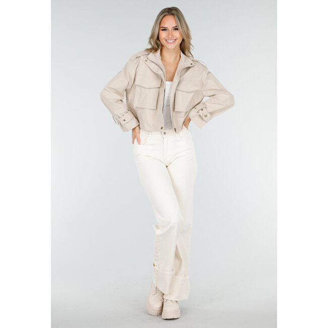 Hellbeige kurze Jacke mit großen Brusttaschen und Schulterklappen