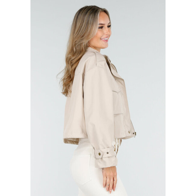 Hellbeige kurze Jacke mit großen Brusttaschen und Schulterklappen