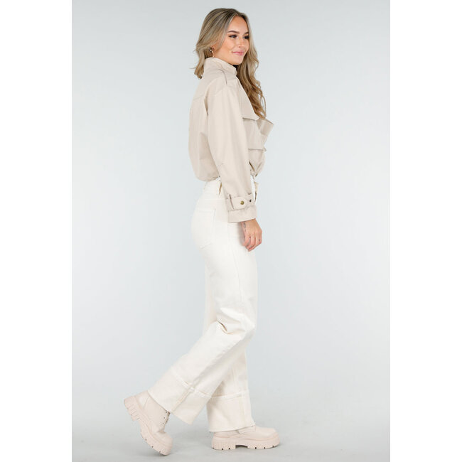 Hellbeige kurze Jacke mit großen Brusttaschen und Schulterklappen