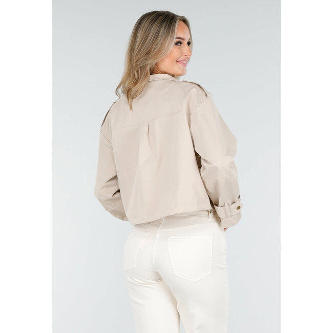 Hellbeige kurze Jacke mit großen Brusttaschen und Schulterklappen