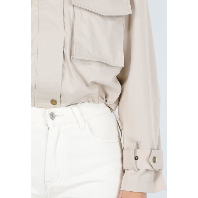 Hellbeige kurze Jacke mit großen Brusttaschen und Schulterklappen