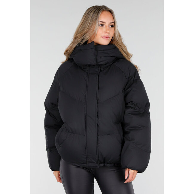 Schwarze Pufferjacke mit Kapuze und Reißverschluss