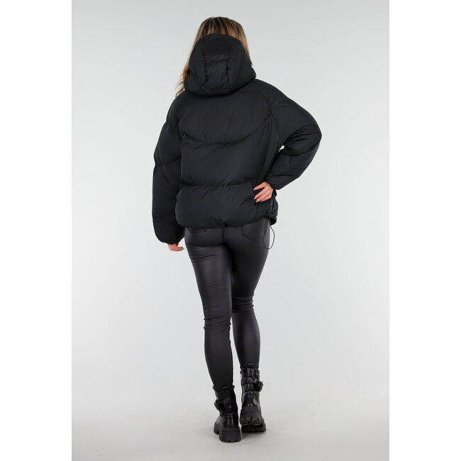 Schwarze Pufferjacke mit Kapuze und Reißverschluss
