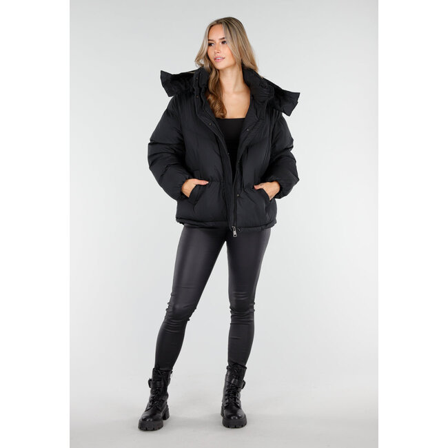 Schwarze Pufferjacke mit Kapuze und Reißverschluss