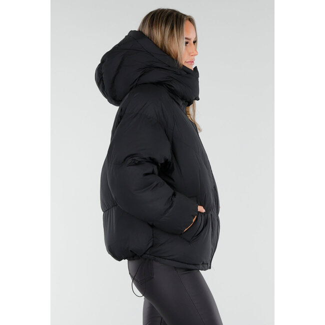 Schwarze Pufferjacke mit Kapuze und Reißverschluss