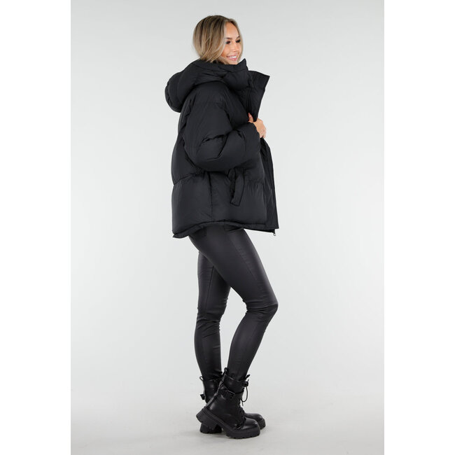 Schwarze Pufferjacke mit Kapuze und Reißverschluss