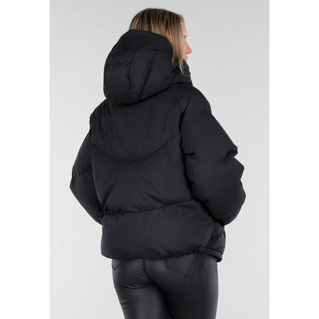 Schwarze Pufferjacke mit Kapuze und Reißverschluss