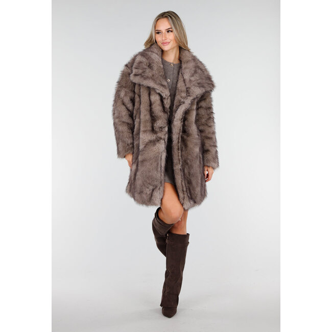 Taupefarbene Kunstfelljacke mit übergroßem Kragen und gerader Passform