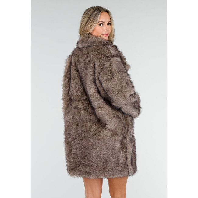 Taupefarbene Kunstfelljacke mit übergroßem Kragen und gerader Passform