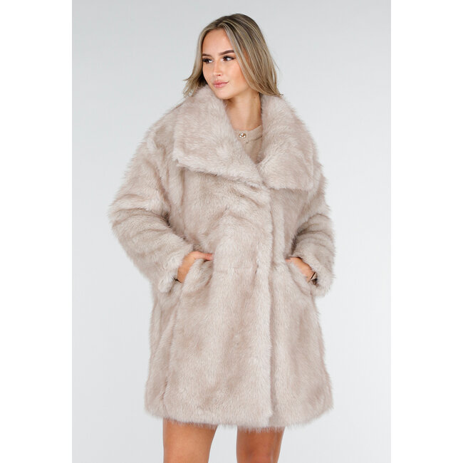 Beige Pelzmantel mit großem Kragen und Seitentaschen