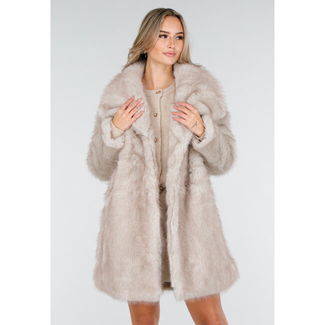 Beige Pelzmantel mit großem Kragen und Seitentaschen