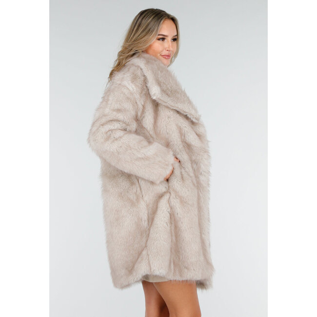 Beige Pelzmantel mit großem Kragen und Seitentaschen
