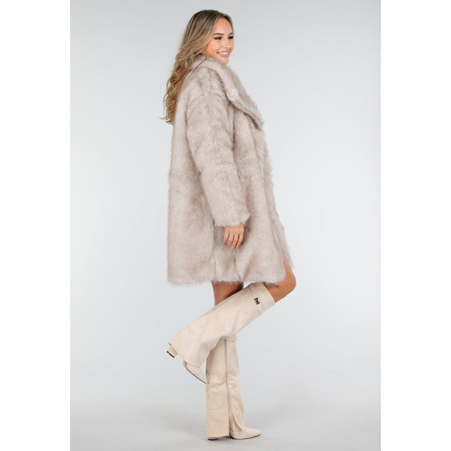 Beige Pelzmantel mit großem Kragen und Seitentaschen