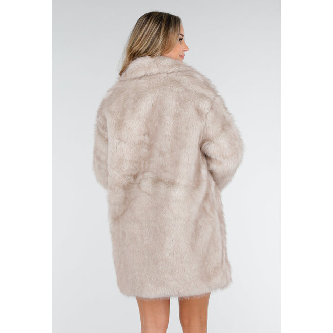 Beige Pelzmantel mit großem Kragen und Seitentaschen