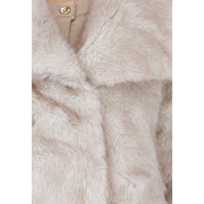 Beige Pelzmantel mit großem Kragen und Seitentaschen