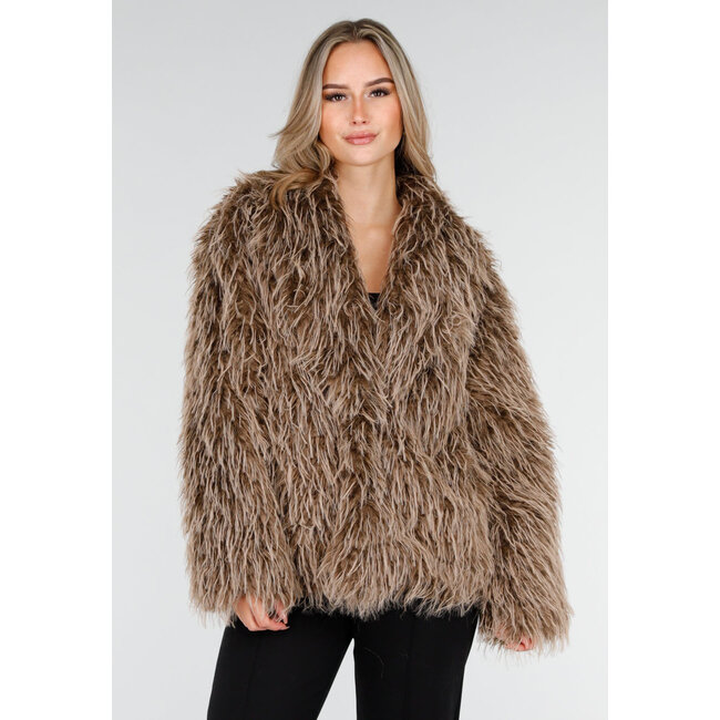 Brauner, flauschiger Mantel mit langen Haaren und lockerer Passform