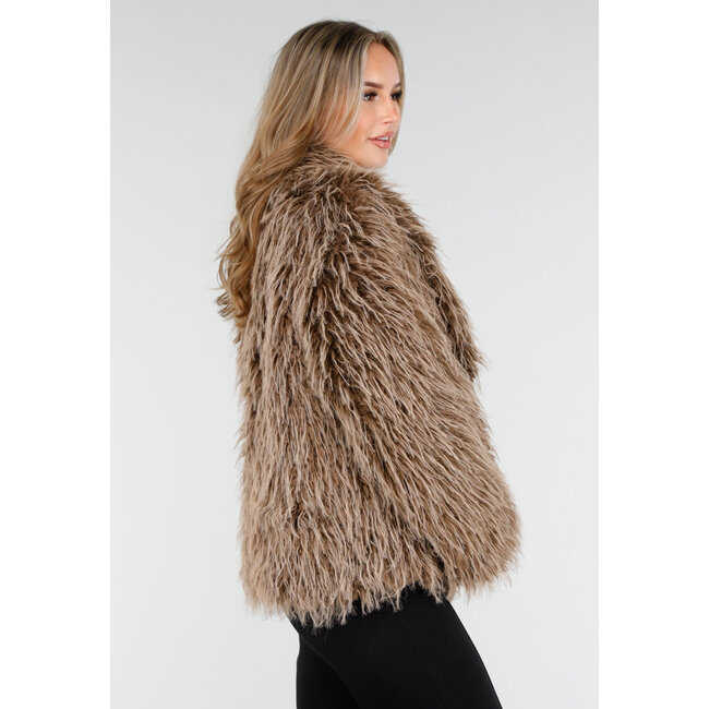 Brauner, flauschiger Mantel mit langen Haaren und lockerer Passform