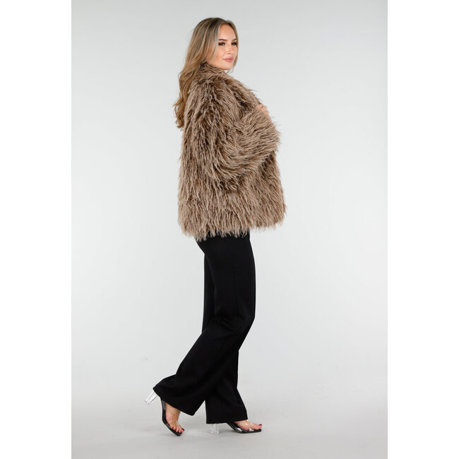 Brauner, flauschiger Mantel mit langen Haaren und lockerer Passform