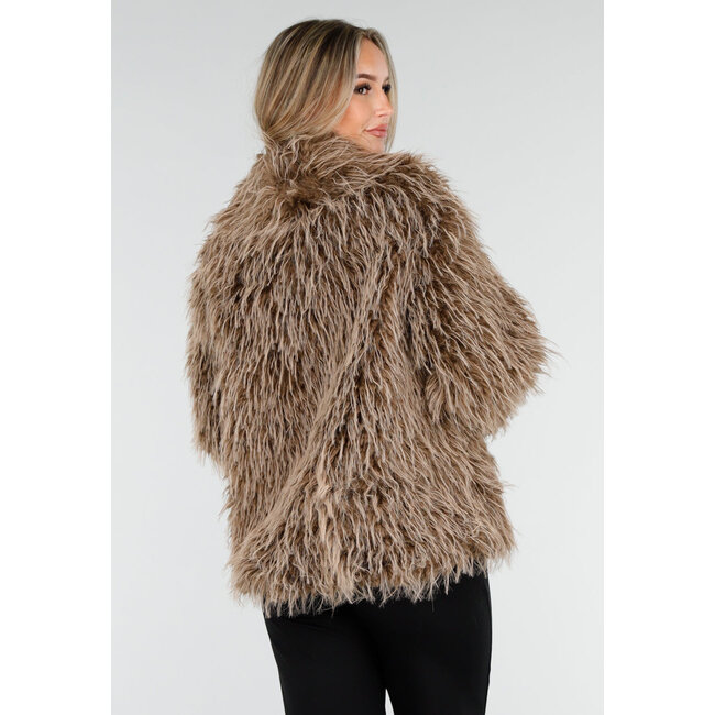 Brauner, flauschiger Mantel mit langen Haaren und lockerer Passform