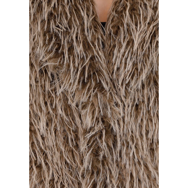 Brauner, flauschiger Mantel mit langen Haaren und lockerer Passform