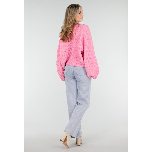 Rosa Strickpullover mit roten Herzen und weiten Ärmeln