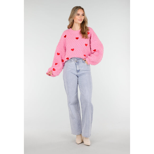 Rosa Strickpullover mit roten Herzen und weiten Ärmeln