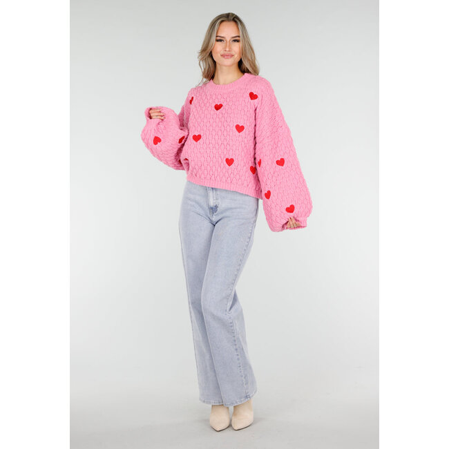 Rosa Strickpullover mit roten Herzen und weiten Ärmeln