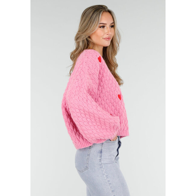 Rosa Strickpullover mit roten Herzen und weiten Ärmeln