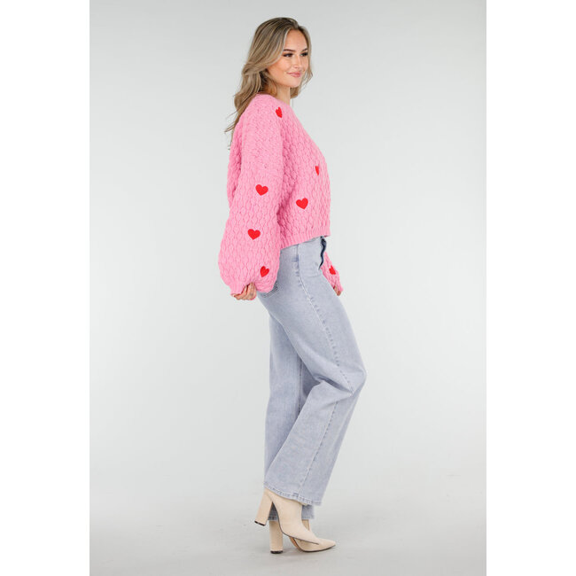 Rosa Strickpullover mit roten Herzen und weiten Ärmeln