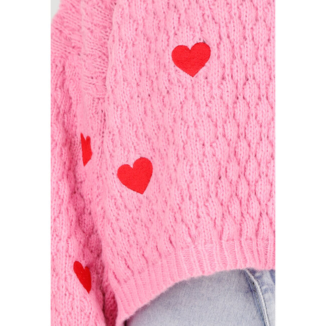 Rosa Strickpullover mit roten Herzen und weiten Ärmeln
