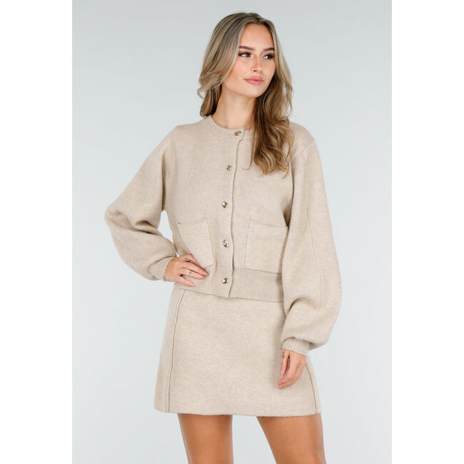 Beigefarbenes zweiteiliges Set mit Strickjacke und Rock