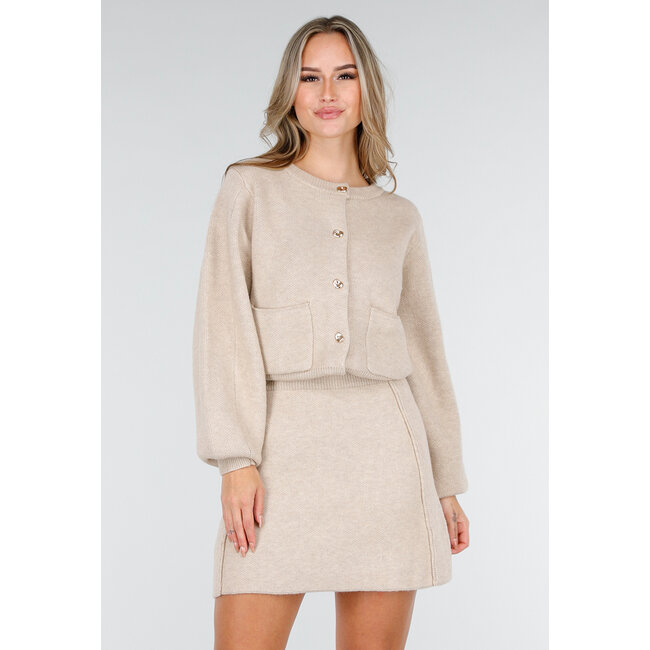 Beigefarbenes zweiteiliges Set mit Strickjacke und Rock