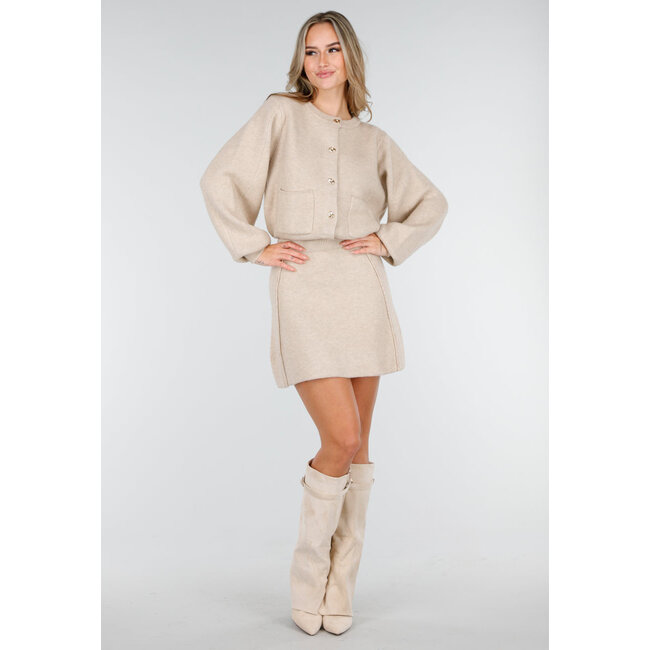 Beigefarbenes zweiteiliges Set mit Strickjacke und Rock