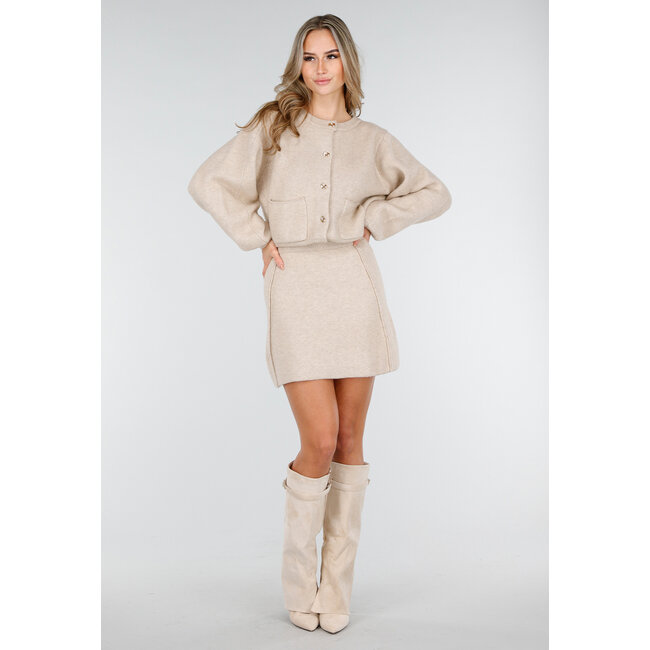 Beigefarbenes zweiteiliges Set mit Strickjacke und Rock