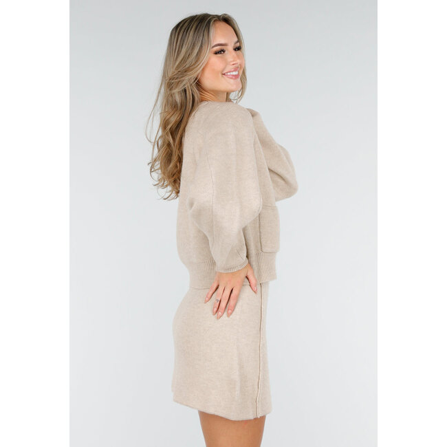 Beigefarbenes zweiteiliges Set mit Strickjacke und Rock