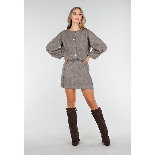 Taupefarbenes zweiteiliges Set mit Strickjacke und Rock
