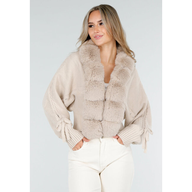 Beige Strickjacke mit Kunstfellkragen und Schleifendetails