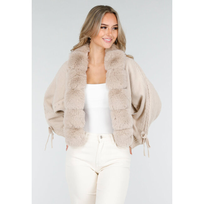 Beige Strickjacke mit Kunstfellkragen und Schleifendetails