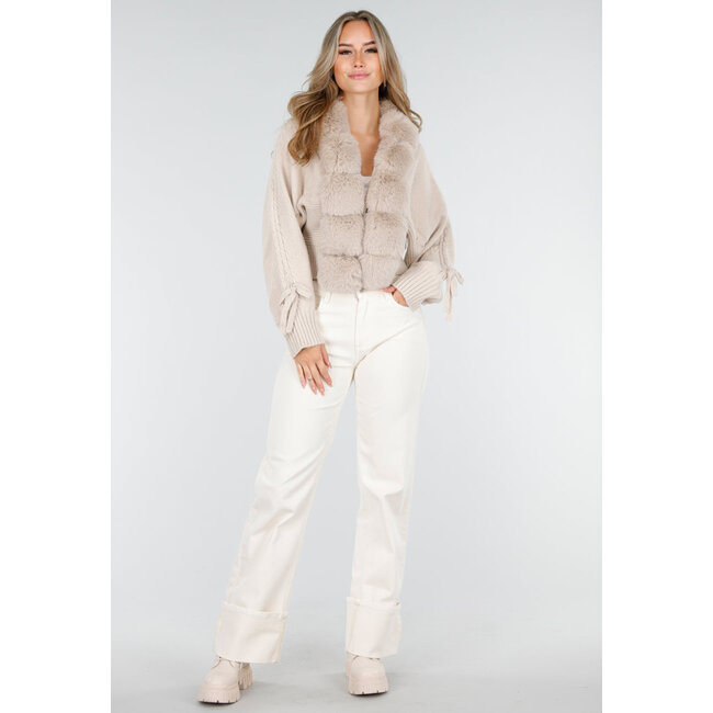 Beige Strickjacke mit Kunstfellkragen und Schleifendetails