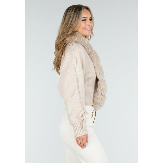 Beige Strickjacke mit Kunstfellkragen und Schleifendetails